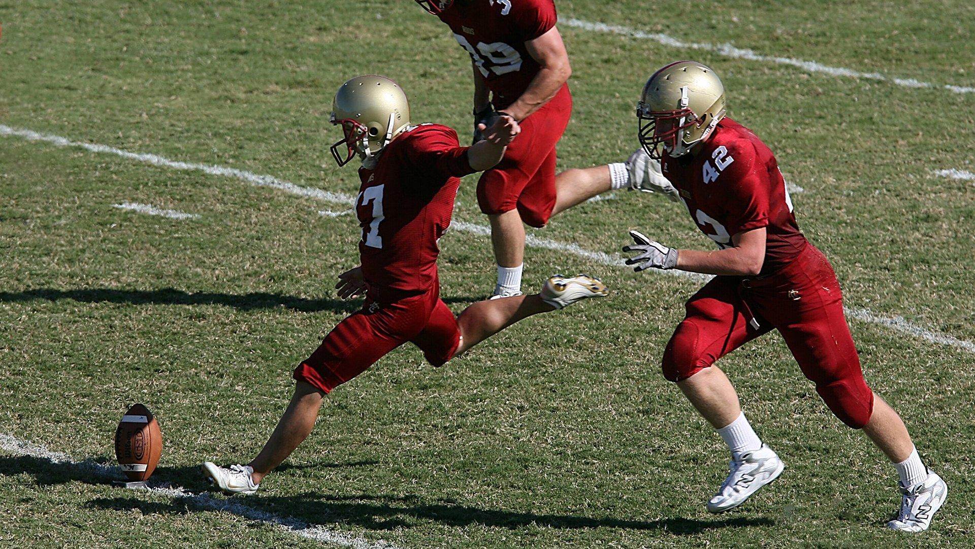 山东泰山门将赵博出击失误，卡扎反击戴帽助队大胜