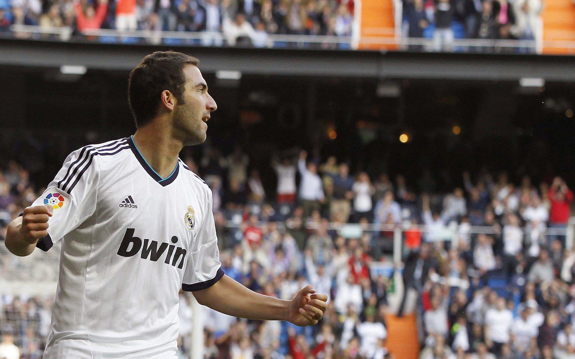 大运会女篮决赛激战落幕 东道主中国队勇夺桂冠 赵雪同坦言，赛前未敢奢望 如今激动难抑